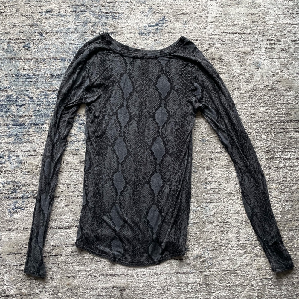 Express snakeskin black top